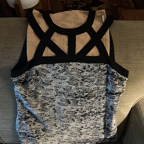 Cache Tops - Cache’ shell with “caged” look. Snake print. Size Small New w/ Tags!
